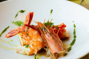 Karides, domatesli bruschetta, sarımsak ve taze fesleğen.