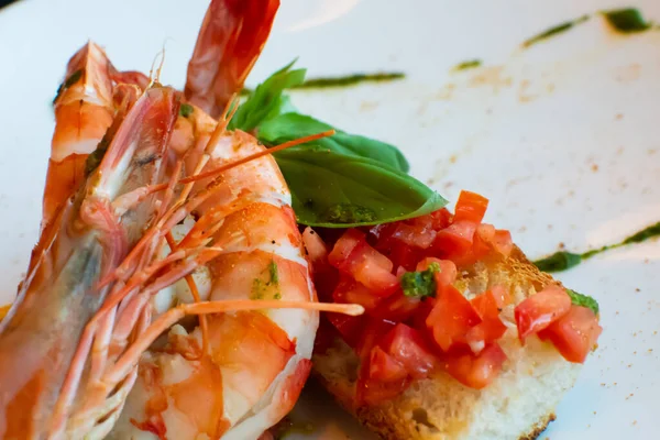 Camarão Bruschetta Com Tomate Alho Manjericão Fresco — Fotografia de Stock