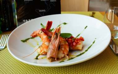 Karides, domatesli bruschetta, sarımsak ve taze fesleğen.