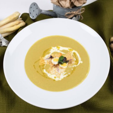 Kremalı kuşkonmaz çorbası birincil malzemeler olarak kuşkonmaz, süt ve süt ile hazırlanmış bir çorbadır. Kremalı kuşkonmaz çorbası sıcak çeşitli garnitürlerle servis edilebilir. Frenk soğanı, krema frakı gibi.