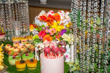 Sevgililer Günü, Anneler Günü, Kadınlar Günü, yemek servisi ve çikolata servisi gibi özel durumlar için özel brunch büfesi kutlaması. Mousse, cupcakes, pop cakes ve badem kurabiyeleri