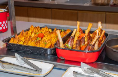 Sevgililer Günü, Anneler Günü, Kadınlar Günü, yemek servisi ve çikolata servisi gibi özel durumlar için özel brunch büfesi kutlaması. Mousse, cupcakes, pop cakes ve badem kurabiyeleri