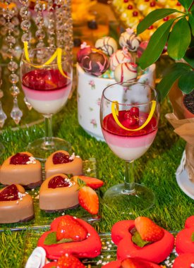 Sevgililer Günü, Anneler Günü, Kadınlar Günü, yemek servisi ve çikolata servisi gibi özel durumlar için özel brunch büfesi kutlaması. Mousse, cupcakes, pop cakes ve badem kurabiyeleri