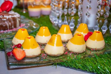 Sevgililer Günü, Anneler Günü, Kadınlar Günü, yemek servisi ve çikolata servisi gibi özel durumlar için özel brunch büfesi kutlaması. Mousse, cupcakes, pop cakes ve badem kurabiyeleri