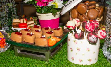 Sevgililer Günü, Anneler Günü, Kadınlar Günü, yemek servisi ve çikolata servisi gibi özel durumlar için özel brunch büfesi kutlaması. Mousse, cupcakes, pop cakes ve badem kurabiyeleri