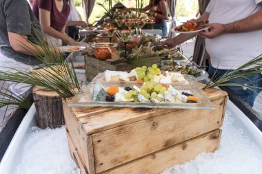 Bahçedeki ya da teras restoranındaki açık büfe kahvaltısı sırasında et ve peynir dilimleri. Yemek Büfesi Yemeği Yemeği Paylaşım Partisi