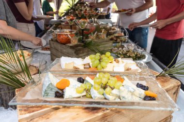 Bahçedeki ya da teras restoranındaki açık büfe kahvaltısı sırasında et ve peynir dilimleri. Yemek Büfesi Yemeği Yemeği Paylaşım Partisi