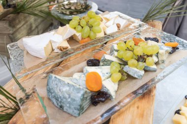 Bahçedeki ya da teras restoranındaki açık büfe kahvaltısı sırasında et ve peynir dilimleri. Yemek Büfesi Yemeği Yemeği Paylaşım Partisi