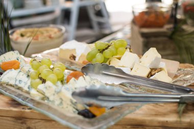 Bahçedeki ya da teras restoranındaki açık büfe kahvaltısı sırasında et ve peynir dilimleri. Yemek Büfesi Yemeği Yemeği Paylaşım Partisi