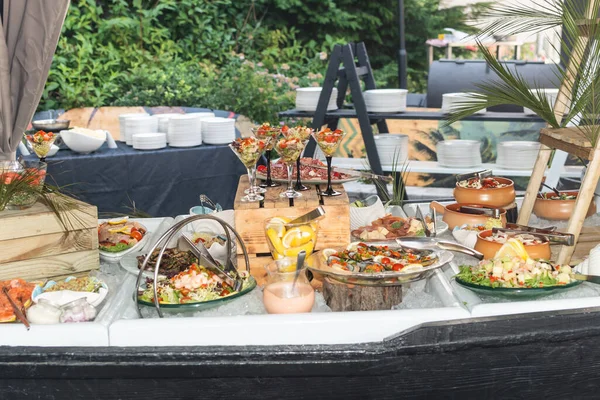 Luksusowy Catering Przy Basenie Impreza Blogerów Kulinarnych Bankiet Wesele Uroczysty — Zdjęcie stockowe