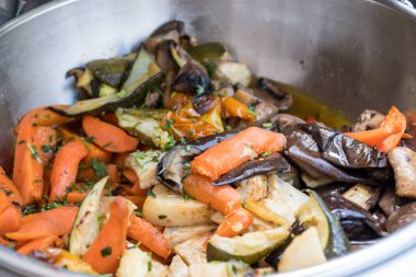 Canlı yemek istasyonları. Mutfak gereçleri yaz brunch büfesi lüks otellerde açık havuz dışındaki fresk restoranlarda. Kokteyl partisi sıcak yemek istasyonları..