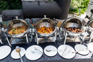 Canlı yemek istasyonları. Mutfak gereçleri yaz brunch büfesi lüks otellerde açık havuz dışındaki fresk restoranlarda. Kokteyl partisi sıcak yemek istasyonları..