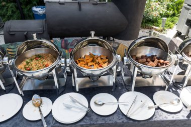 Canlı yemek istasyonları. Mutfak gereçleri yaz brunch büfesi lüks otellerde açık havuz dışındaki fresk restoranlarda. Kokteyl partisi sıcak yemek istasyonları..
