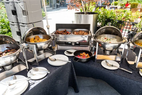 Canlı yemek istasyonları. Mutfak gereçleri yaz brunch büfesi lüks otellerde açık havuz dışındaki fresk restoranlarda. Kokteyl partisi sıcak yemek istasyonları..