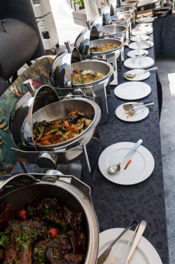 Canlı yemek istasyonları. Mutfak gereçleri yaz brunch büfesi lüks otellerde açık havuz dışındaki fresk restoranlarda. Kokteyl partisi sıcak yemek istasyonları..