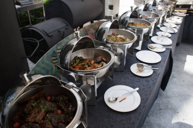 Canlı yemek istasyonları. Mutfak gereçleri yaz brunch büfesi lüks otellerde açık havuz dışındaki fresk restoranlarda. Kokteyl partisi sıcak yemek istasyonları..