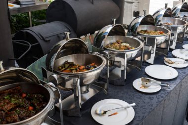 Canlı yemek istasyonları. Mutfak gereçleri yaz brunch büfesi lüks otellerde açık havuz dışındaki fresk restoranlarda. Kokteyl partisi sıcak yemek istasyonları..