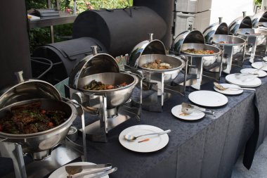 Canlı yemek istasyonları. Mutfak gereçleri yaz brunch büfesi lüks otellerde açık havuz dışındaki fresk restoranlarda. Kokteyl partisi sıcak yemek istasyonları..
