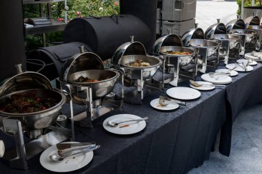 Canlı yemek istasyonları. Mutfak gereçleri yaz brunch büfesi lüks otellerde açık havuz dışındaki fresk restoranlarda. Kokteyl partisi sıcak yemek istasyonları..