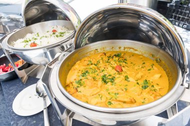 Canlı yemek istasyonları. Mutfak gereçleri yaz brunch büfesi lüks otellerde açık havuz dışındaki fresk restoranlarda. Kokteyl partisi sıcak yemek istasyonları..