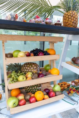 Havuz kenarındaki çikolata büfesi, otel kahvaltısı sırasında, yemek servisi, yemek blogcuları etkinliği, şölen, düğün, tatlı tatlı kutlama partisi, krema, vişneli turta, meyveli kek.