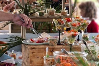 Havuz kenarında lüks yemek servisi, yemek blogcuları etkinliği, ziyafet, düğün, şenlik, otel brunch büfesi düzenlemesi, temiz basit tasarım, dekorasyon, buzla dolu tekne. Modern tasarım ve dekorasyonlar