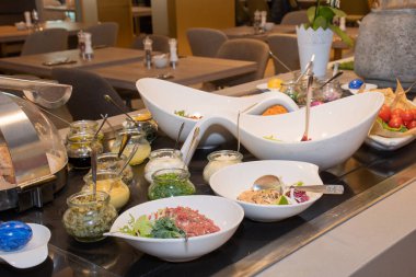 Yemek Büfesi Yemek Yiyme Partisi Paylaşım Konsepti, Paskalya brunch büfesi bir otelde ya da tartar, balık ve deniz ürünleri ile etkinlik