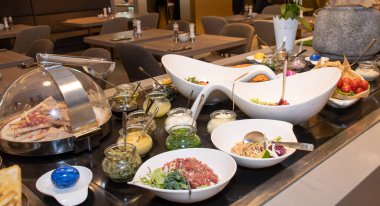 Yemek Büfesi Yemek Yiyme Partisi Paylaşım Konsepti, Paskalya brunch büfesi bir otelde ya da tartar, balık ve deniz ürünleri ile etkinlik