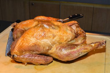 Noel ya da Şükran Günü hindisi kırsal ahşap masada