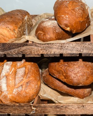 Taze pişmiş ekmek. Sabah kahvaltısı kavramı