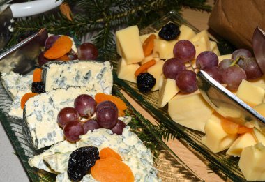 Yemek büfesi sırasında servis edilen peynir seçimi tabakları. Taze Yemek Büfesi Yemek Yemeği Paylaşım Partisi Konsepti