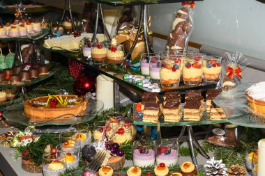 Otel kahvaltısı, yemek servisi, yemek blogcuları etkinliği, ziyafet, düğün, tatlı tatlı kutlama partisi konsepti sırasında çeşitli tatlılar. Kek çubukları, krema, tart, puding.