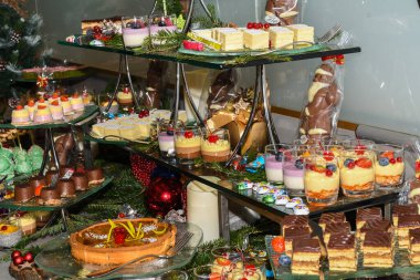Otel kahvaltısı, yemek servisi, yemek blogcuları etkinliği, ziyafet, düğün, tatlı tatlı kutlama partisi konsepti sırasında çeşitli tatlılar. Kek çubukları, krema, tart, puding.