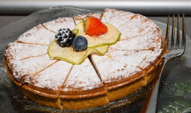 Otel kahvaltısı, yemek servisi, yemek blogcuları etkinliği, ziyafet, düğün, tatlı tatlı kutlama partisi konsepti sırasında çeşitli tatlılar. Kek çubukları, krema, tart, puding.