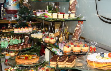 Otel kahvaltısı, yemek servisi, yemek blogcuları etkinliği, ziyafet, düğün, tatlı tatlı kutlama partisi konsepti sırasında çeşitli tatlılar. Kek çubukları, krema, tart, puding.