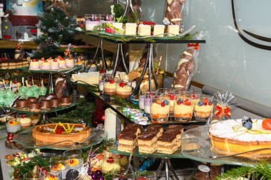 Otel kahvaltısı, yemek servisi, yemek blogcuları etkinliği, ziyafet, düğün, tatlı tatlı kutlama partisi konsepti sırasında çeşitli tatlılar. Kek çubukları, krema, tart, puding.