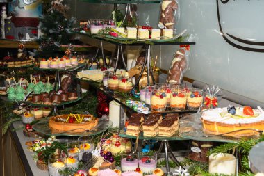 Otel kahvaltısı, yemek servisi, yemek blogcuları etkinliği, ziyafet, düğün, tatlı tatlı kutlama partisi konsepti sırasında çeşitli tatlılar. Kek çubukları, krema, tart, puding.