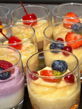 Otel kahvaltısı, yemek servisi, yemek blogcuları etkinliği, ziyafet, düğün, tatlı tatlı kutlama partisi konsepti sırasında çeşitli tatlılar. Kek çubukları, krema, tart, puding.