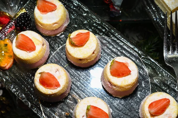 ホテルのブランチ ケータリング フードブロガーイベント 結婚式 お祝い甘いデザートお祝いパーティーのコンセプト中にキャンディバーフードビュッフェの様々なデザート ケーキのポップ ムース タルト プリン — ストック写真