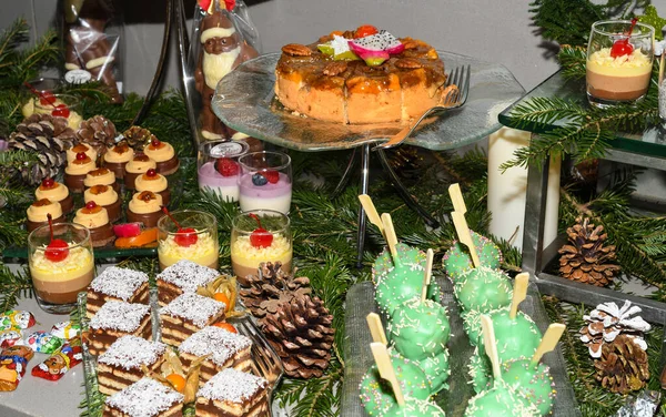 在酒店早午餐 食物博客活动 喜庆甜食庆祝派对等活动中 糖吧自助餐中的各种甜点 — 图库照片