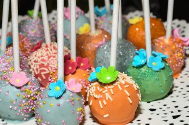 Otel kahvaltısı, yemek servisi, yemek blogcuları etkinliği, ziyafet, düğün, tatlı tatlı kutlama partisi konsepti sırasında çeşitli tatlılar. Kek çubukları, krema, tart, puding.