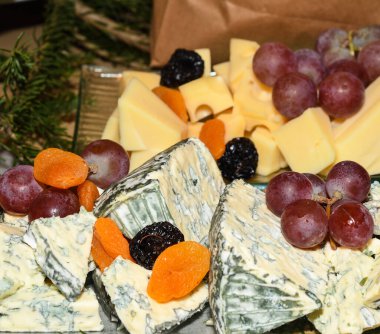 Yemek büfesi sırasında servis edilen tabaklar üzerinde Fransız peyniri seçimleri. Taze Yemek Büfesi Yemek Yemeği Paylaşım Partisi Konsepti