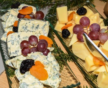 Yemek büfesi sırasında servis edilen tabaklar üzerinde Fransız peyniri seçimleri. Taze Yemek Büfesi Yemek Yemeği Paylaşım Partisi Konsepti