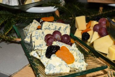 Yemek büfesi sırasında servis edilen tabaklar üzerinde Fransız peyniri seçimleri. Taze Yemek Büfesi Yemek Yemeği Paylaşım Partisi Konsepti