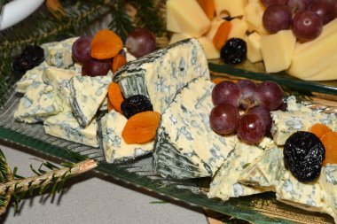 Yemek büfesi sırasında servis edilen tabaklar üzerinde Fransız peyniri seçimleri. Taze Yemek Büfesi Yemek Yemeği Paylaşım Partisi Konsepti