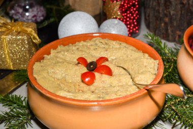 Baba ghanoush ya da vişneli domatesli patlıcan salatası. Oteldeki pazar kahvaltısı büfesi sırasında yemek seçimi. Taze Yemek Büfesi Yemek Yemeği Paylaşım Partisi Konsepti