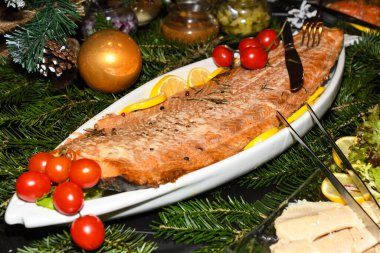 Otel brunch büfesi sırasında sıcak füme somon ve yaban turpu sosu havuzun yanındaki bahçede. Taze Yemek Büfesi Yemek Yemeği Paylaşım Partisi Konsepti