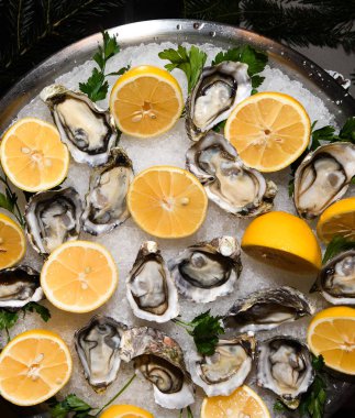 Otelin açık büfesinde havuzun yanındaki bahçede limonlu taze istiridye. Taze Yemek Büfesi Yemek Yemeği Paylaşım Partisi Konsepti