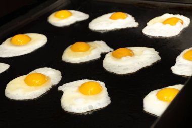 Bir otel ya da restoran ortamında yumurta ve omlet istasyonu, yemek servisi ya da açık büfe kahvaltısı ya da mutfak.