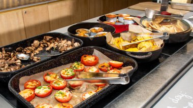 İngiliz kahvaltısı sergisi, yemek servisi ya da brunch masası büfesi. İçi her türlü lezzetli yemek, otel ya da restoran seti.